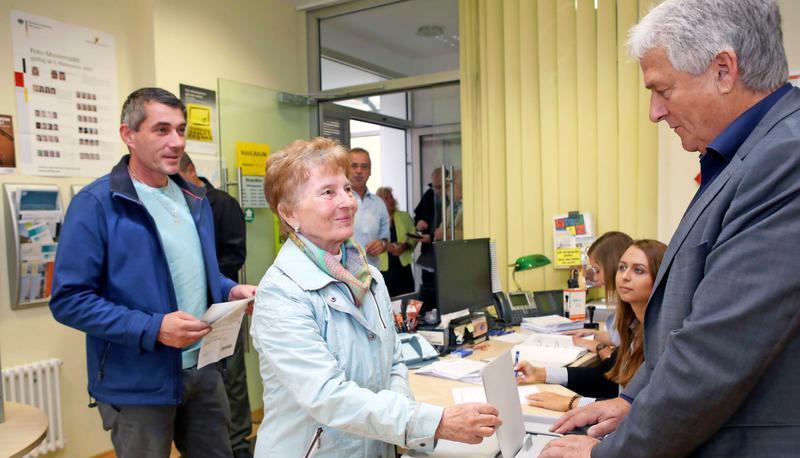 Anstehen bei der Bundestagswahl im Wahllokal im Rathaus: 80, 3 Prozent der wahlberechtigten Bürger haben in Neuenstadt ihre Stimme abgegeben.
Fotos: Ralf Seidel Anstehen bei der Bundestagswahl im Wahllokal im Rathaus: 80, 3 Prozent der wahlberechtigten Bürger haben in Neuenstadt ihre Stimme abgegeben.
Fotos: Ralf Seidel