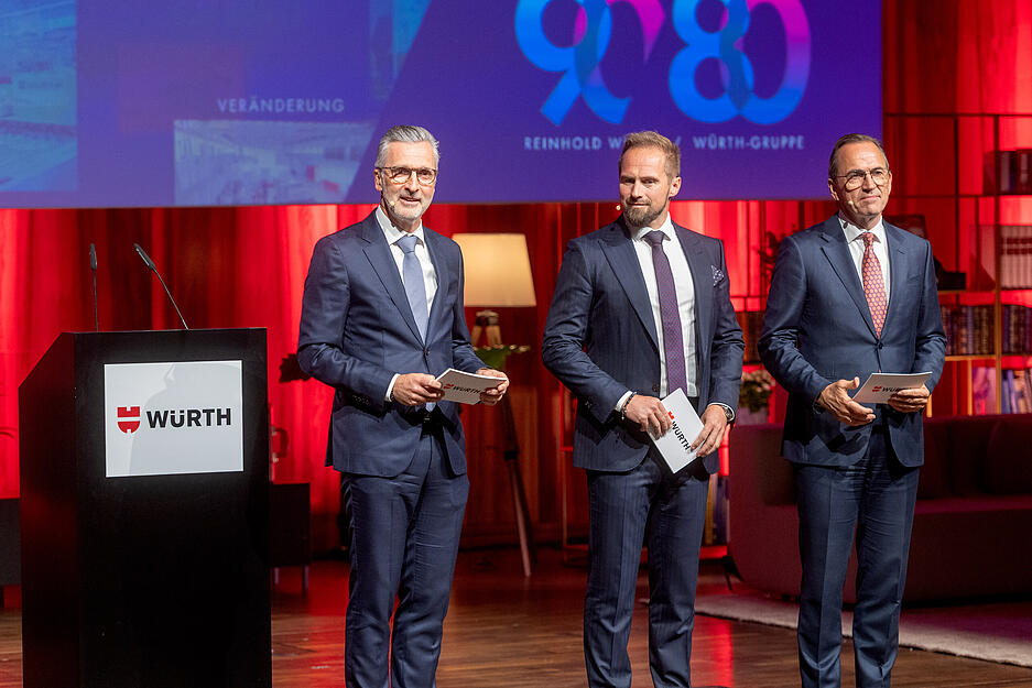 Seinen 90. Geburtstag hat Reinhold Würth am Ostersonntag zunächst im Kreis der Familie gefeiert. Am Dienstag folgte der offizielle Festakt mit Gästen aus Politik, Wirtschaft und Kultur. Seinen 90. Geburtstag hat Reinhold Würth am Ostersonntag zunächst im Kreis der Familie gefeiert. Am Dienstag folgte der offizielle Festakt mit Gästen aus Politik, Wirtschaft und Kultur.