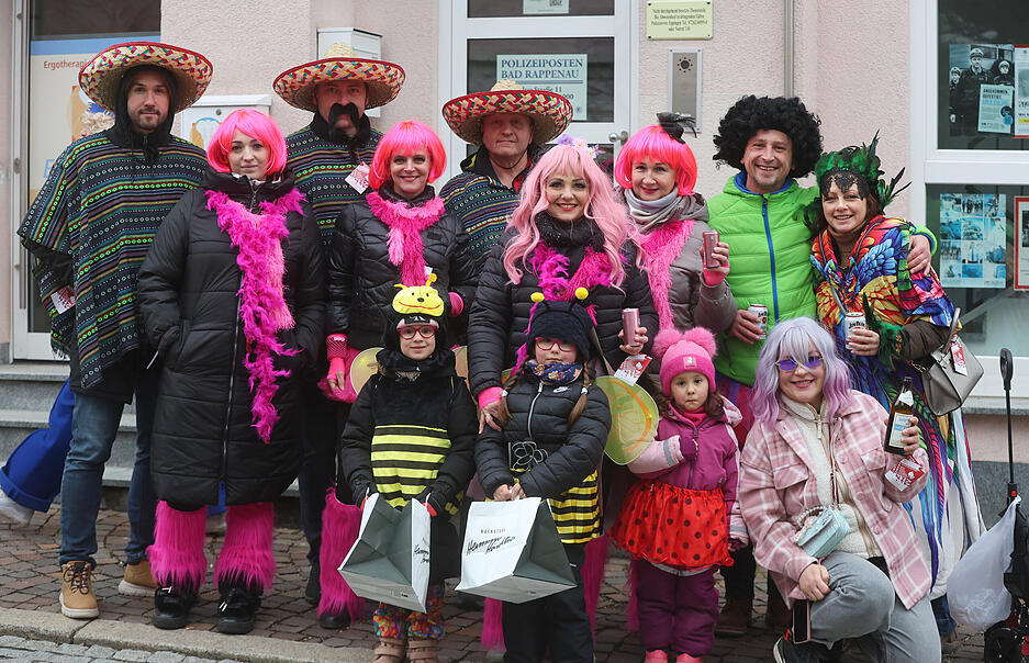 Tausende Zuschauer säumen die Straßen beim Umzug in Bad Rappenau. Tausende Zuschauer säumen die Straßen beim Umzug in Bad Rappenau.