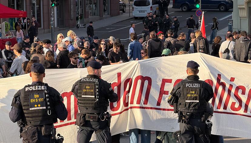 Polizeibeamte kesselten Gegendemonstranten aus dem linken Spektrum bei der Versammlung der Querdenker-Szene in Stuttgart ein.