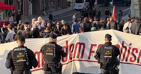Polizeibeamte kesselten Gegendemonstranten aus dem linken Spektrum bei der Versammlung der Querdenker-Szene in Stuttgart ein.