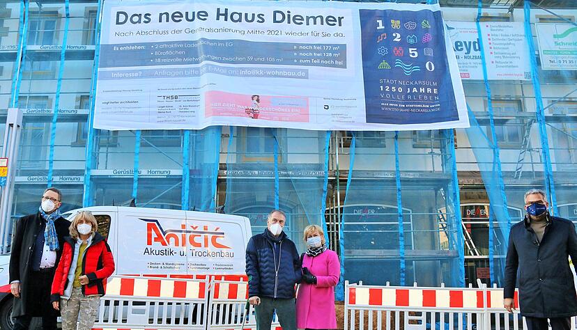 Auf "Haus Diemer" freuen sich auch (von rechts) Oberb&uuml;rgermeister Steffen Hertwig, Jutta und Ingo Vogt sowie Barbara Kruse und Eberhard Kern.
Foto: Ute Pl&uuml;ckthun