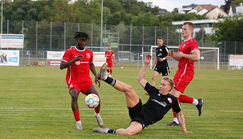 DIe Haller mit Dennis Koch (Mitte) waren in den Zweikämpfen aggressiver und cleverer. Für Daniel Adekoya (links) und die TSG Öhringen gab es nur wenig Lücken. DIe Haller mit Dennis Koch (Mitte) waren in den Zweikämpfen aggressiver und cleverer. Für Daniel Adekoya (links) und die TSG Öhringen gab es nur wenig Lücken.