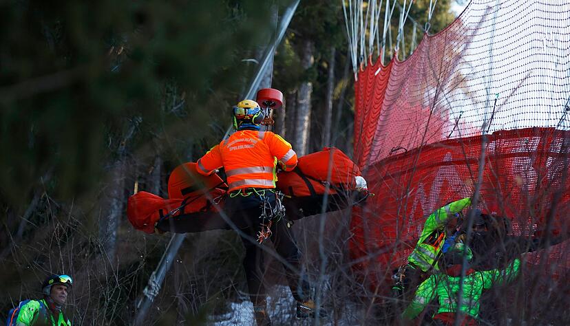 Cyprien Sarrazin wird nach seinem schlimmen Sturz abtransportiert.