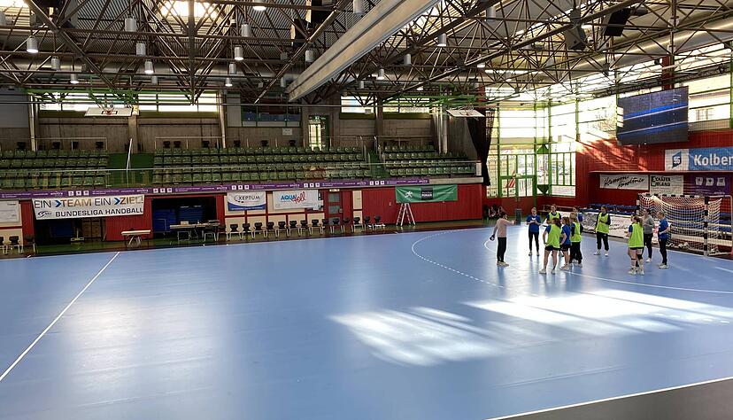 Im April 2021 testeten die Neckarsulmer Handballerinnen einen blauen Spezial-Boden, der in der Ballei extra für eine TV-Liveübertragung von Eurosport verlegt worden war. Im Herbst soll ein vergleichbarer Boden dauerhaft verlegt werden. Im April 2021 testeten die Neckarsulmer Handballerinnen einen blauen Spezial-Boden, der in der Ballei extra für eine TV-Liveübertragung von Eurosport verlegt worden war. Im Herbst soll ein vergleichbarer Boden dauerhaft verlegt werden.