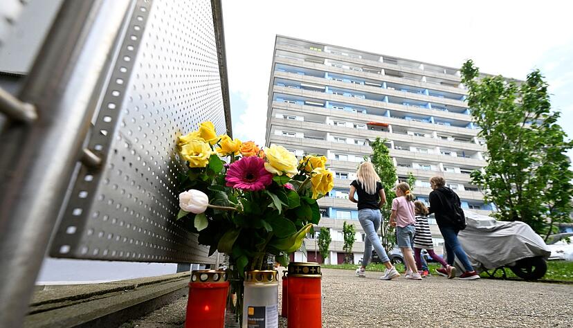 B&uuml;rger haben zum Gedenken an die Opfer der Explosion in einem Hochhaus im Mai Kerzen und Blumen niedergelegt.