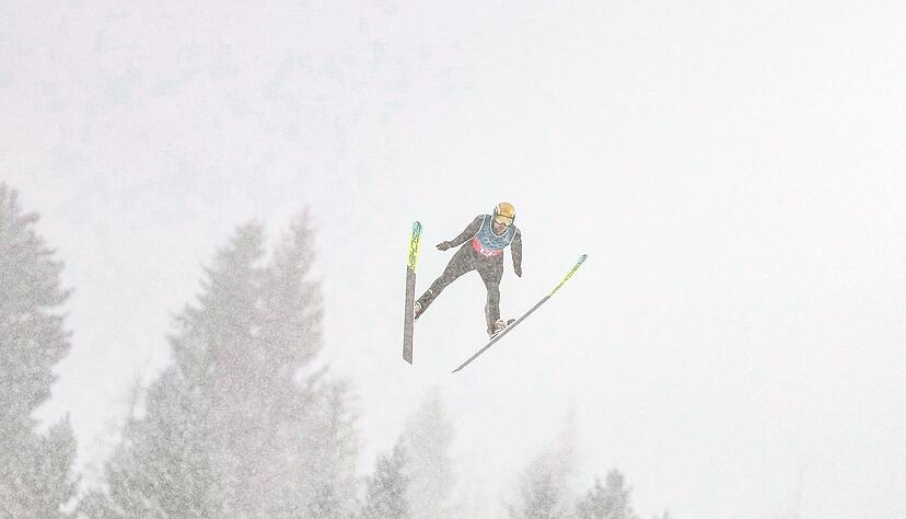 Johannes Rydzek (im Bild) und Vinzenz Geiger verschafften sich beim Springen eine starke Ausgangsposition.