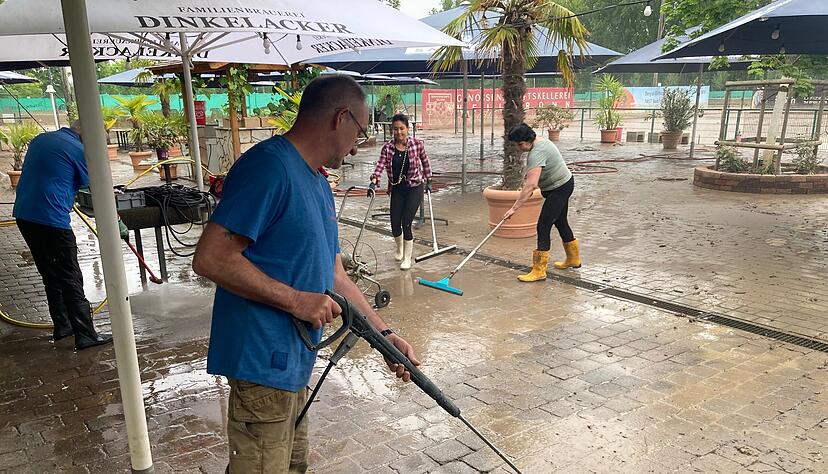 Nach dem Hochwasser im Happy Match in Obereisesheim müssen nun die Schäden beseitigt werden.