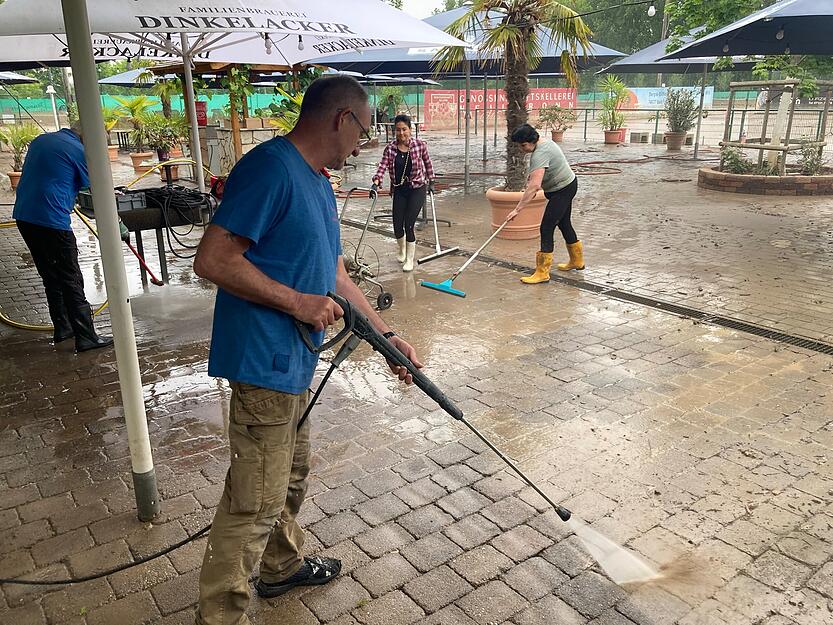 Nach dem Hochwasser im Happy Match in Obereisesheim müssen nun die Schäden beseitigt werden.