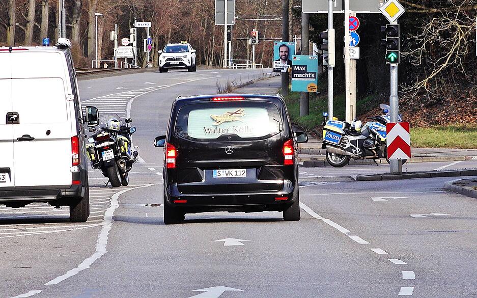 13-Jähriger schubst 12-Jährigen vor Stadtbahn – Kind stirbt an Stuttgarter Stadtbahnhaltestelle. 13-Jähriger schubst 12-Jährigen vor Stadtbahn – Kind stirbt an Stuttgarter Stadtbahnhaltestelle.