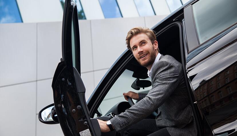 Stellt der Arbeitgeber einen Dienstwagen? Wer diesen auch privat nutzt, muss den steuerlichen Vorteil versteuern.