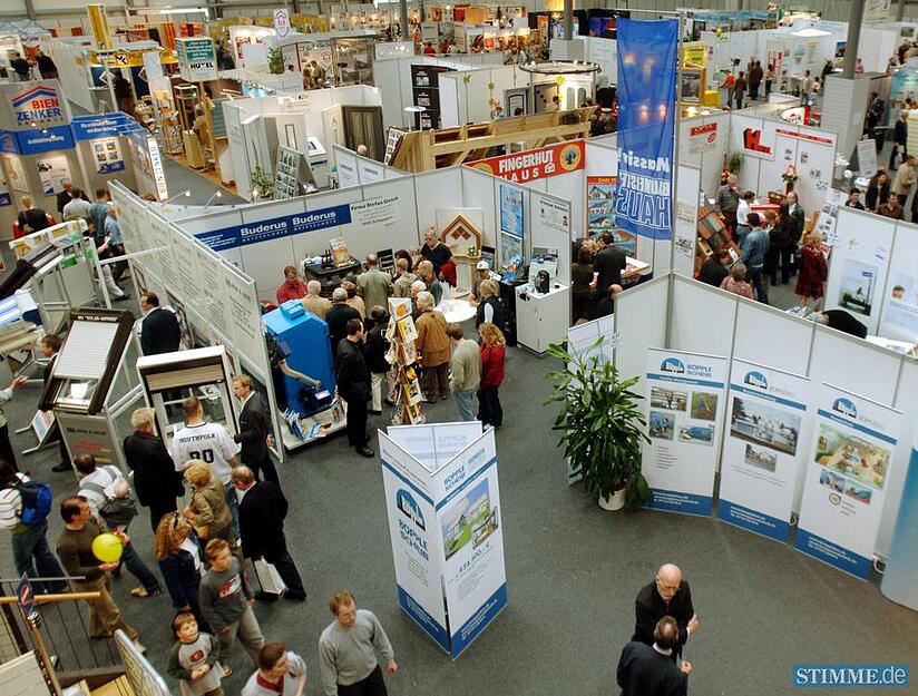 2005: Rund 14000 Besucher informieren sich bei der Messe "Bauen, Wohnen und Renovieren" bei den 115 Ausstellern in der Redblue Messehalle.