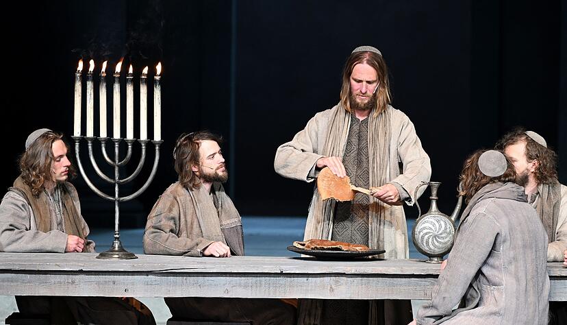 Jesus (Frederik Mayet)&nbsp;teilt das Brot.