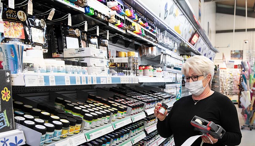 Ellen Winter im Happy Shopping in Bad Rappenau: Sie f&uuml;hrt das Gesch&auml;ft zusammen mit ihrem Ehemann R&uuml;diger Winter. Beide wissen nicht, wie sie niedrigeren Mehrwertsteuers&auml;tze rechtzeitig in die Kassen einpflegen sollen.
Foto: Andreas Veigel