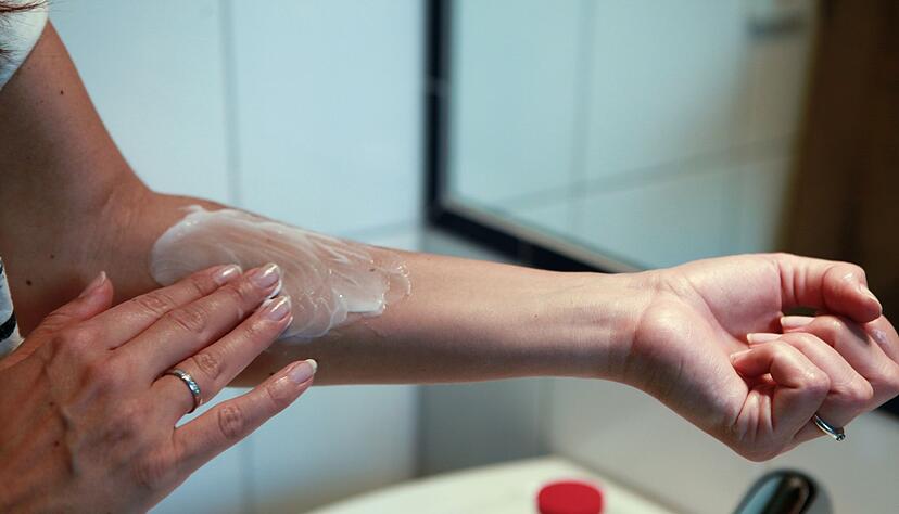 Behandeln l&auml;sst sich die Ringelflechte mit einer Salbe, die gegen Fadenpilze wirkt. Selbst wenn die Flecken weg sind, muss noch eine Woche weiterbehandelt werden.