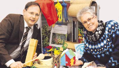 Bürgermeister Joachim Weller und Petra Stelzner-Hanusch zeigen, was Eltern für Geburtstage und Familienfeiern alles ausleihen können. Foto: Mario Berger Bürgermeister Joachim Weller und Petra Stelzner-Hanusch zeigen, was Eltern für Geburtstage und Familienfeiern alles ausleihen können. Foto: Mario Berger