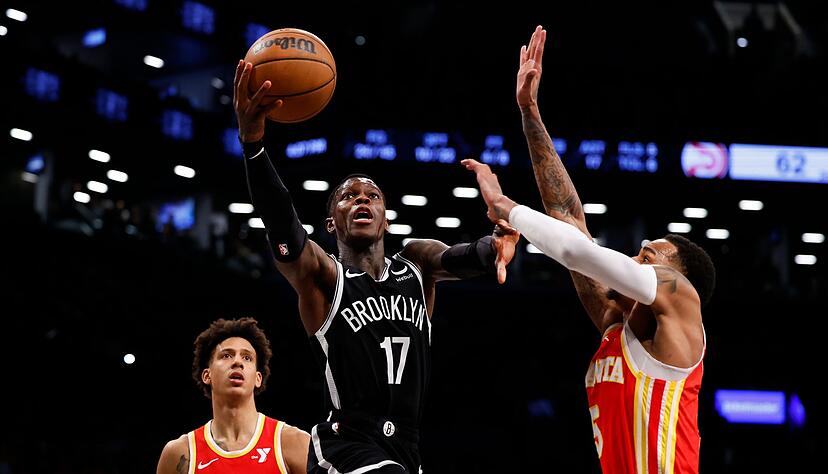 Dennis Schröder (M) und die Brooklyn Nets besiegten erneut die Atlanta Hawks.