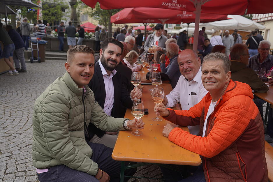 Viele Besucher strömten am Montag zum Ausklang des Hohenloher Weindorfs nach Öhringen. Viele Besucher strömten am Montag zum Ausklang des Hohenloher Weindorfs nach Öhringen.