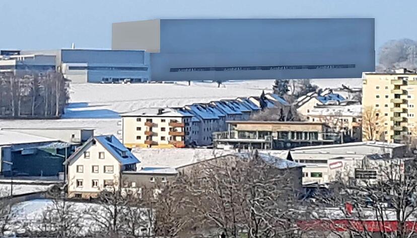 Mit einer Computeranimation hat Bastian Falk aus der Projektgruppe der Anwohner das Hochregallager in seinen möglichen Dimensionen in die Landschaft oberhalb der Berliner Straße projiziert (unten der Ist-Zustand).
Fotos: privat Mit einer Computeranimation hat Bastian Falk aus der Projektgruppe der Anwohner das Hochregallager in seinen möglichen Dimensionen in die Landschaft oberhalb der Berliner Straße projiziert (unten der Ist-Zustand).
Fotos: privat