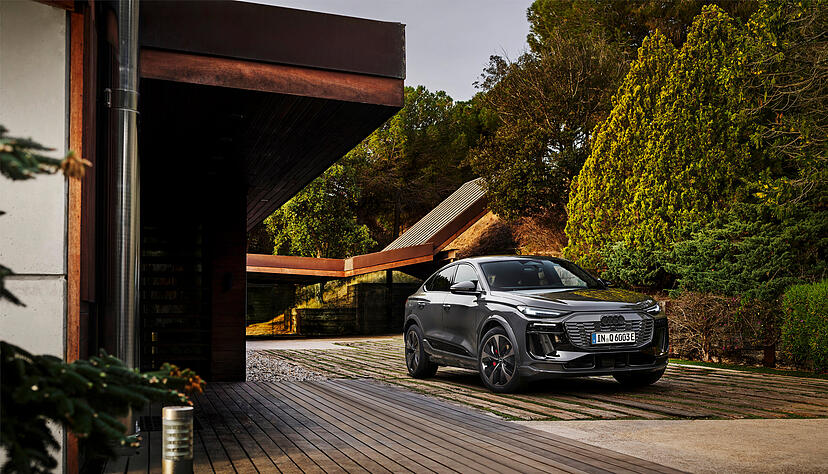 Der Audi Q6 Sportback E-Tron besitzt eine sportlichere Silhouette als das normale SUV,  sie streckt sich nach hinten.
