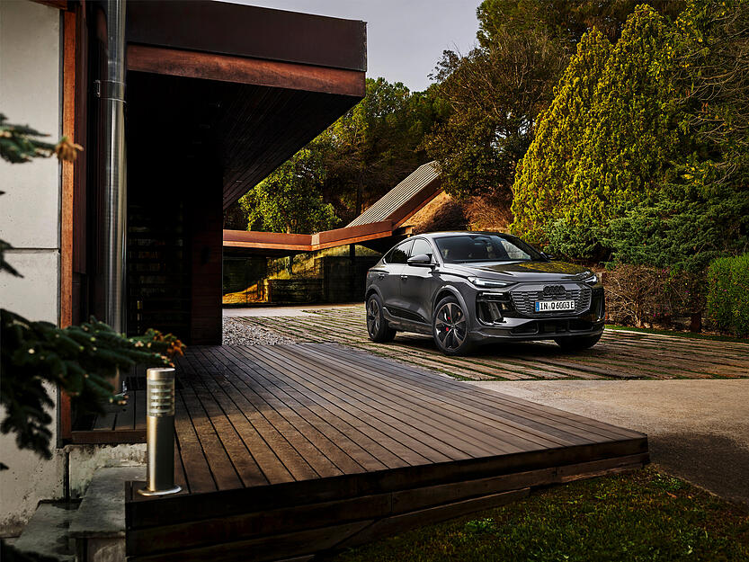 Der Audi Q6 Sportback E-Tron besitzt eine sportlichere Silhouette als das normale SUV,  sie streckt sich nach hinten.