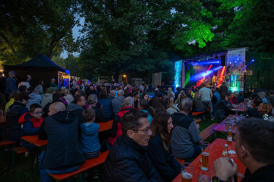Trotz Regenwetter str&ouml;men Besucher zahlreich zum beliebten Parkfest in Bad Rappenau.