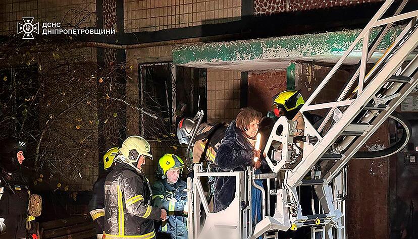 Bei dem Drohneneinschlag in einem mehrstöckigen Wohnhaus in Dnipro verloren zahlreiche Menschen ihre Wohnungen. Bei dem Drohneneinschlag in einem mehrstöckigen Wohnhaus in Dnipro verloren zahlreiche Menschen ihre Wohnungen.