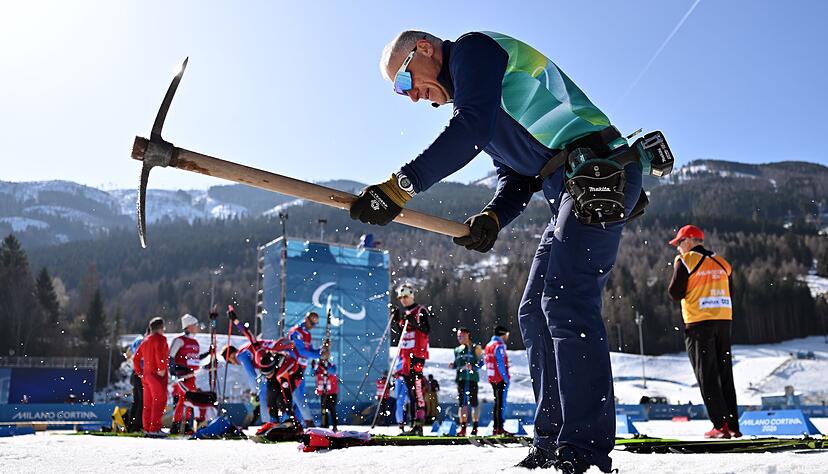 Ein Helfer pr&auml;pariert die Strecke in Tesero.