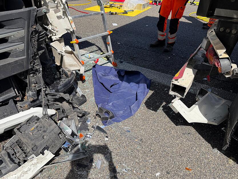 Einsatzkr&auml;fte arbeiten unter Hochdruck an der Bergung der beteiligten Lkw nach dem Unfall auf der A6.