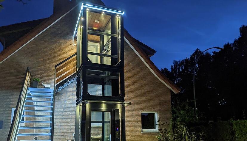 Reicht der Platz im Haus nicht für einen Homelift, kommt er nach draußen - dann aber mit Baugenehmigung. Reicht der Platz im Haus nicht für einen Homelift, kommt er nach draußen - dann aber mit Baugenehmigung.
