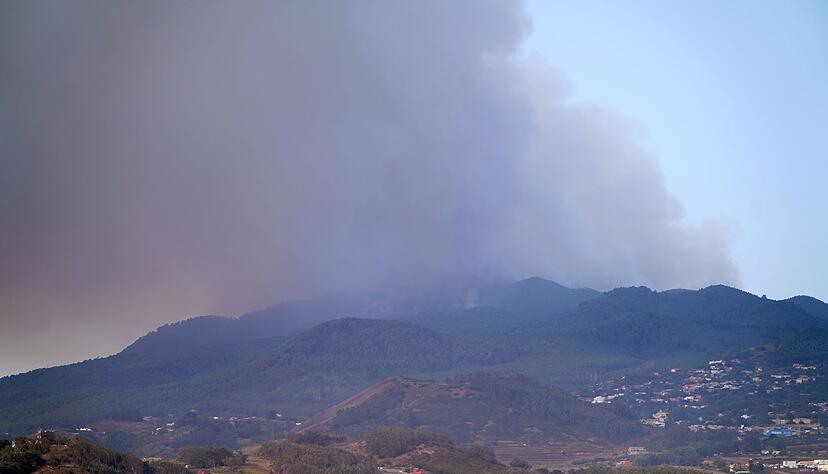 Rauchschwaden steigen in den Himmel.