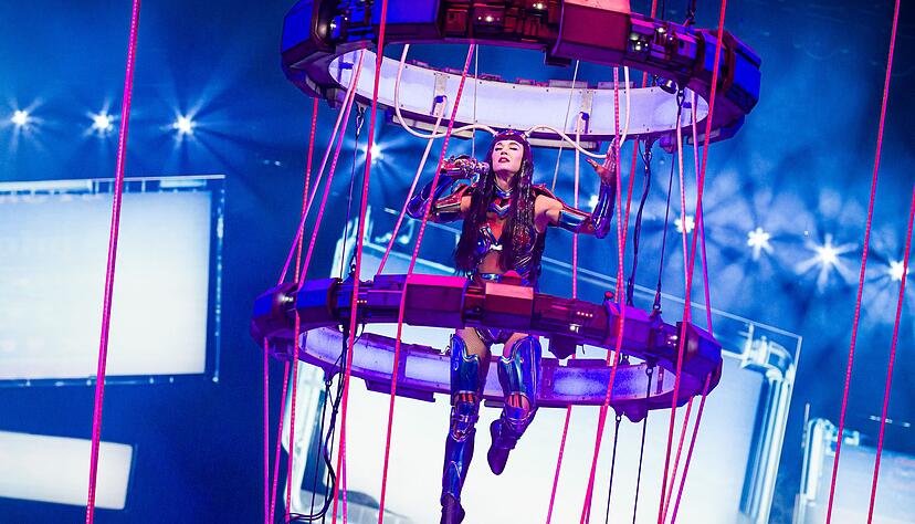 Auch in den anderen St&auml;dten soll der Popstar wie in Hannover in einer akrobatisch anspruchsvollen Show an Drahtseilen durch die Luft fliegen und auf einer metallischen Kreatur reiten.