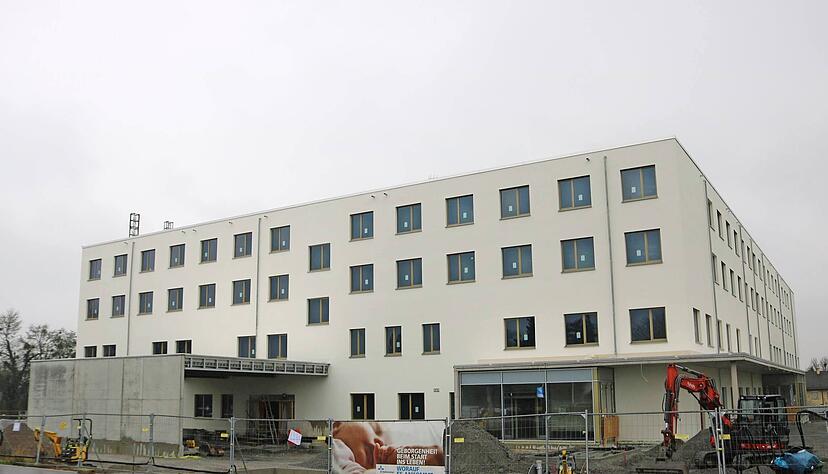 Die neue Klinik hat drei Patienteneingänge: die Liegendkrankenzufahrt (links), die 24-Stunden-Notaufnahme (Mitte) und den Haupteingang (rechts).