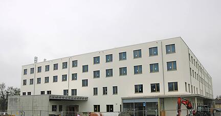 Die neue Klinik hat drei Patienteneingänge: die Liegendkrankenzufahrt (links), die 24-Stunden-Notaufnahme (Mitte) und den Haupteingang (rechts). Die neue Klinik hat drei Patienteneingänge: die Liegendkrankenzufahrt (links), die 24-Stunden-Notaufnahme (Mitte) und den Haupteingang (rechts).