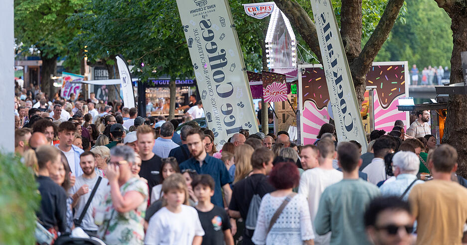 Geboten waren beim Heilbronner Lichterfest über 60 Gastronomie- und Streetfood-Stände, vier Bühnen, beeindruckenden Licht- und Lasershows und ein Familienprogramm. Am Samstag endete das Sommer-Event. Geboten waren beim Heilbronner Lichterfest über 60 Gastronomie- und Streetfood-Stände, vier Bühnen, beeindruckenden Licht- und Lasershows und ein Familienprogramm. Am Samstag endete das Sommer-Event.