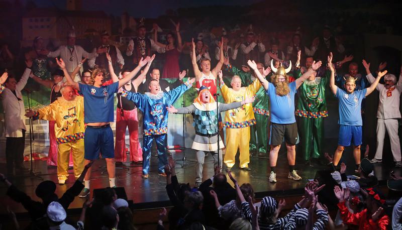 Die Gundelsheimer Schlosssänger zogen die Gäste in der Deutschmeisterhalle in ihren Bann: Hier üben sie mit dem Publikum Islands EM-Schlachtruf. Fotos: Andreas Veigel Die Gundelsheimer Schlosssänger zogen die Gäste in der Deutschmeisterhalle in ihren Bann: Hier üben sie mit dem Publikum Islands EM-Schlachtruf. Fotos: Andreas Veigel