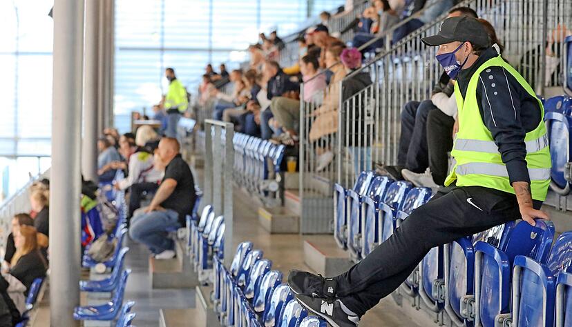 Ab sofort gelten in Heilbronn gleiche Regeln für beide Eishockeyclubs der Stadt: Falken und Eisbären dürfen je 250 Zuschauer in die Halle lassen. Foto: Ralf Seidel Ab sofort gelten in Heilbronn gleiche Regeln für beide Eishockeyclubs der Stadt: Falken und Eisbären dürfen je 250 Zuschauer in die Halle lassen. Foto: Ralf Seidel