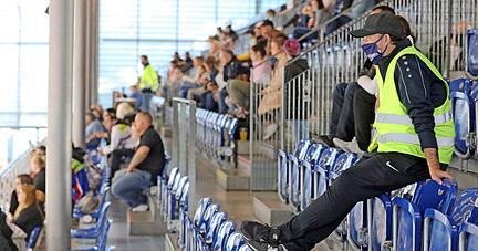 Ab sofort gelten in Heilbronn gleiche Regeln für beide Eishockeyclubs der Stadt: Falken und Eisbären dürfen je 250 Zuschauer in die Halle lassen.
Foto: Ralf Seidel Ab sofort gelten in Heilbronn gleiche Regeln für beide Eishockeyclubs der Stadt: Falken und Eisbären dürfen je 250 Zuschauer in die Halle lassen.
Foto: Ralf Seidel