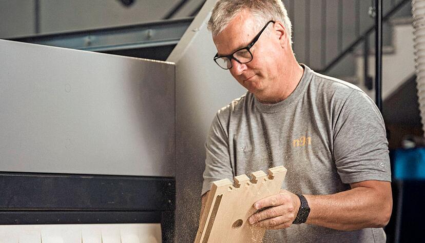 Die neue CNC-Maschine verschafft Andreas Kannheiser und seinem Unternehmen Nummern9n ganz neue M&ouml;glichkeiten.
Foto: Nummenr9n