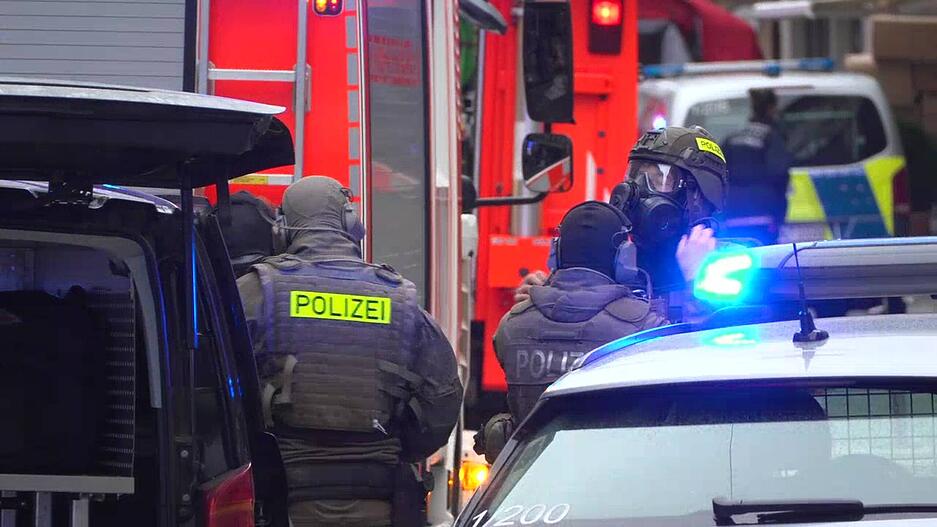 Am Donnerstag rückt die Polizei mit einem Großaufgebot nach Esslingen aus. Dort berichten Zeugen von Knallgeräuschen. Nach ersten Informationen gibt es zwei Tote und eine verletzte Person Am Donnerstag rückt die Polizei mit einem Großaufgebot nach Esslingen aus. Dort berichten Zeugen von Knallgeräuschen. Nach ersten Informationen gibt es zwei Tote und eine verletzte Person