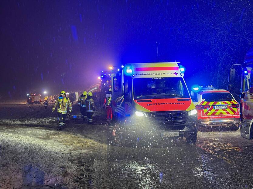 In Hochdorf-Hemmingen im Landkeis Ludwigsburg kommt es am Donnerstagabend zu einem Busunfall. Der Bus ist laut Polizei umgekippt und im Graben gelandet. 
Es gibt mehrere Verletzte, eine Person eingeklemmt, die Rettungskräfte sind im Einsatz.