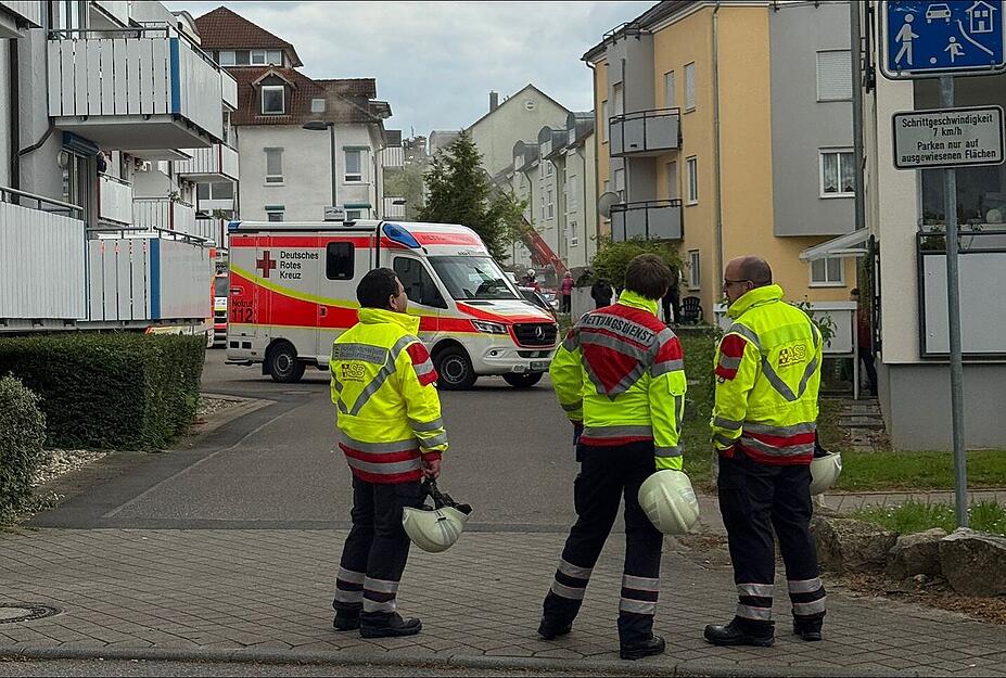 Neben den Kräften von Polizei und Feuerwehr waren auch Rettungssanitäter im Einsatz.