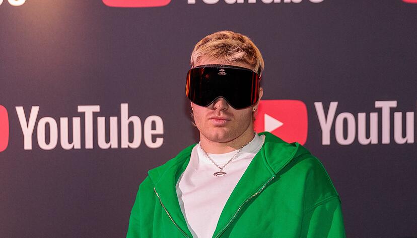 Je dicker die Brille desto cooler? Rapper Ski Aggu ist bekannt für seine Skibrille. Diesen Sommer werden Sie womöglich viele Leute mit Ski-, Masken, Shield- oder Biker-Brillen sehen. Dezent ist out. Je dicker die Brille desto cooler? Rapper Ski Aggu ist bekannt für seine Skibrille. Diesen Sommer werden Sie womöglich viele Leute mit Ski-, Masken, Shield- oder Biker-Brillen sehen. Dezent ist out.