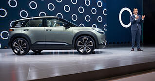 VW-Markenchef Thomas Schäfer. an der Studie ID.CROSS Concept. Die Serienversion des E-Autos für geschätzte 28.000 Euro soll im Sommer 2026 starten.