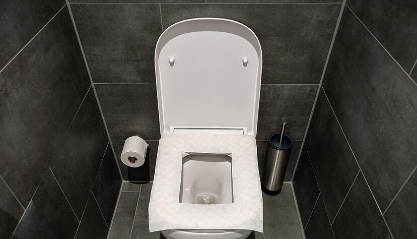 Kann nach hinten losgehen: Die Klobrille mit Toilettenpapier auszulegen, ist keine gute Idee, sagt ein Hygiene-Professor. Kann nach hinten losgehen: Die Klobrille mit Toilettenpapier auszulegen, ist keine gute Idee, sagt ein Hygiene-Professor.