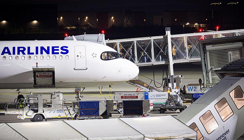 Anfangs buchte die schwarz-rote Bundesregierung nur Pl&auml;tze auf Linienfl&uuml;gen f&uuml;r die Afghaninnen und Afghanen. Inzwischen werden auch Charterflugzeuge eingesetzt. (Archivfoto)