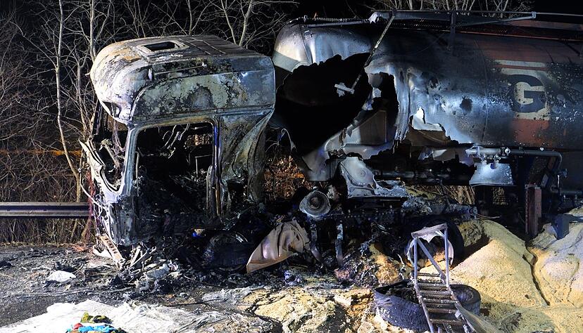 Bei einem Frontalzusammenstoß in Niedersachsen starben mehrere Menschen. Bei einem Frontalzusammenstoß in Niedersachsen starben mehrere Menschen.