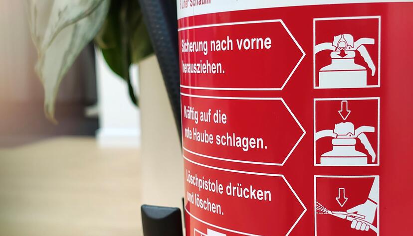Die Piktogramme auf dem Feuerlöscher geben Auskunft zur jeweiligen Brandklasse sowie Hinweise zur Handhabung. Die Piktogramme auf dem Feuerlöscher geben Auskunft zur jeweiligen Brandklasse sowie Hinweise zur Handhabung.
