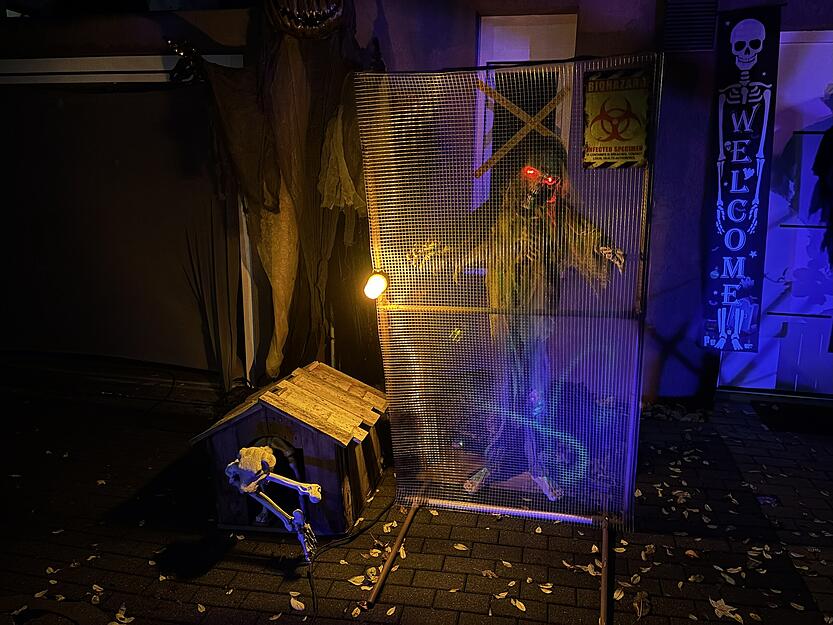 Liebe zum Detail: Jede Figur im Halloween-Garten ist handgemacht oder individuell umgebaut. Liebe zum Detail: Jede Figur im Halloween-Garten ist handgemacht oder individuell umgebaut.