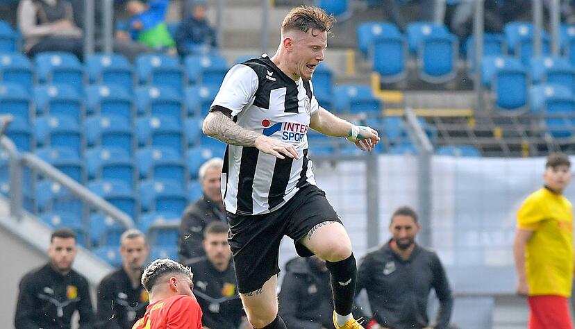 Lahud Abdulahad (am Boden) vom Team der Aram&auml;er Heilbronn stoppt VfR-Spieler Nick Hellmann. In einer fairen Begegnung gab es am Ende keine Tore und damit auch keinen Sieger.
Foto: Mario Berger